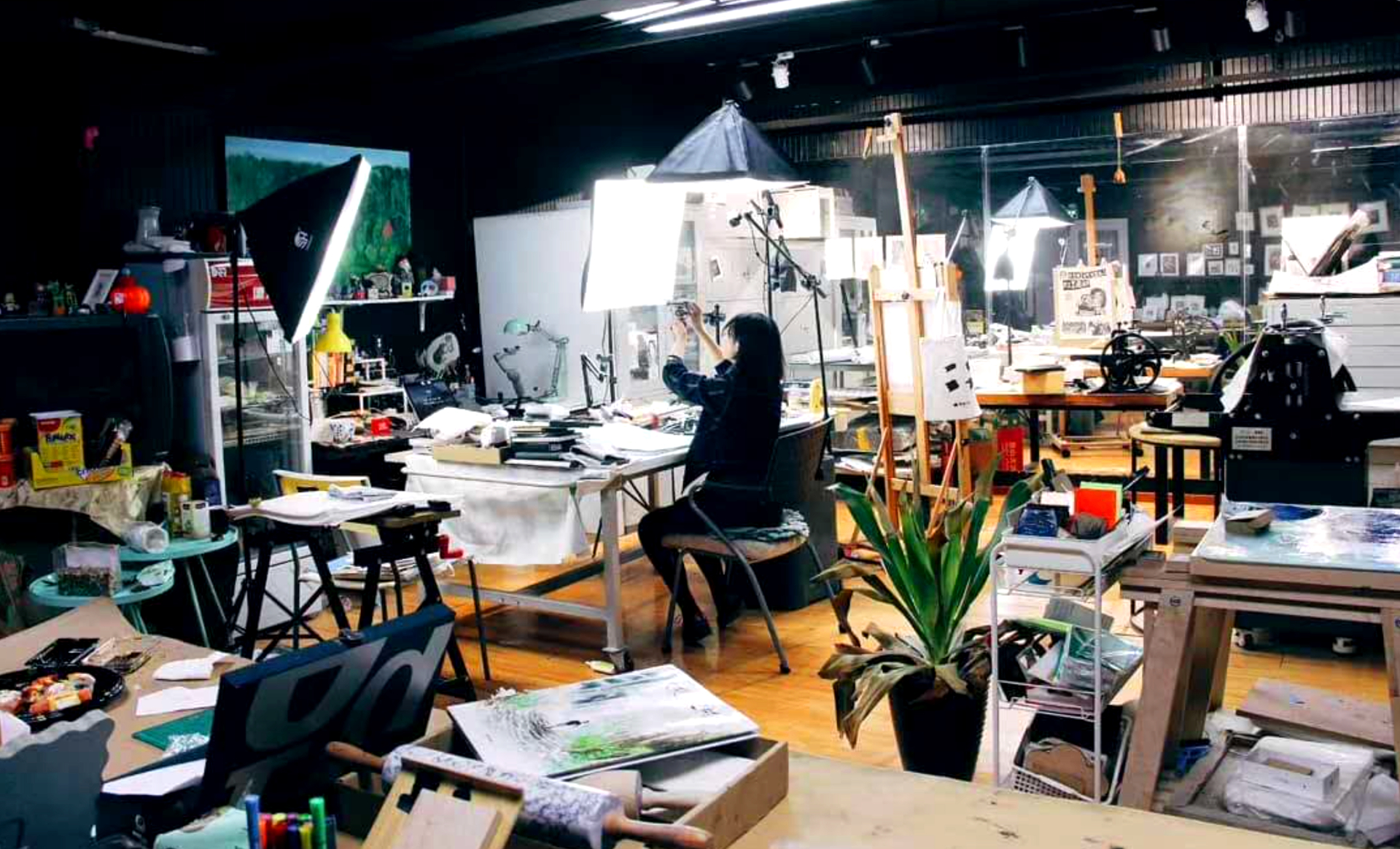 Aining Wen working in the studio